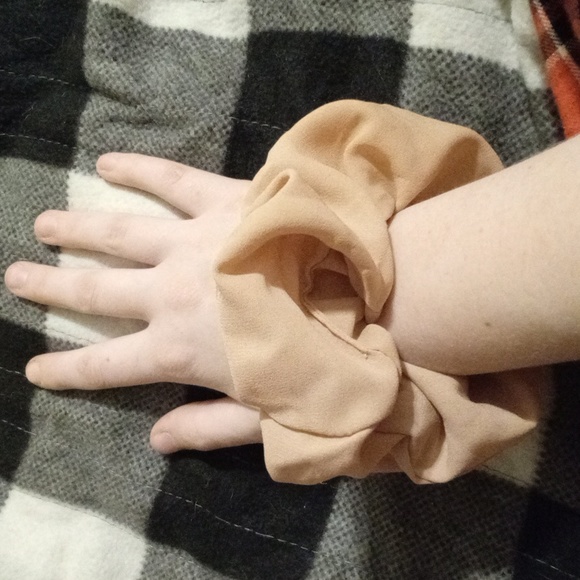 Scrunchie - Picture 3 of 4